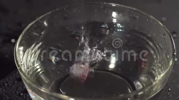 樱桃的特写落在一个有水的盘子里视频的预览图