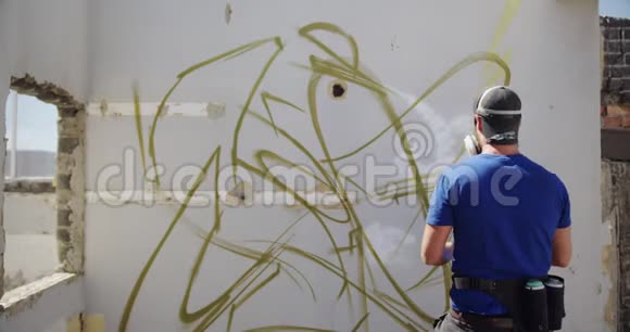 涂鸦艺术家看墙4k视频的预览图