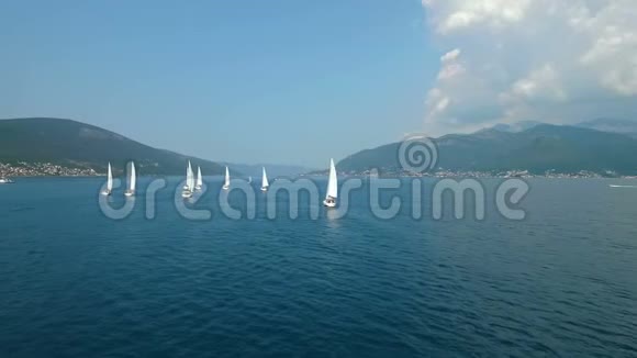 亚得里亚海一艘帆船的鸟瞰图视频的预览图