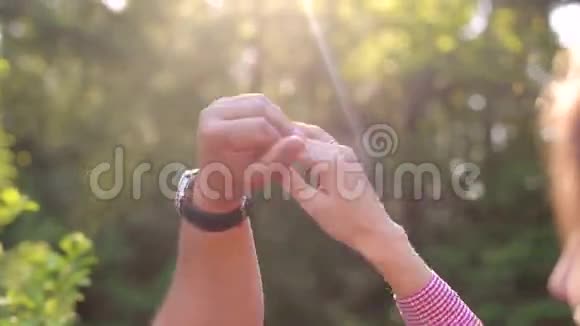 情侣们在森林里牵手视频的预览图