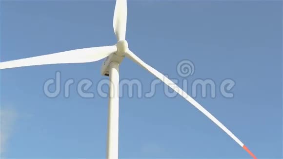 风力发电机和云层视频的预览图