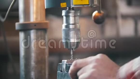 铁匠在工作电钻机飞金属刨花机视频的预览图