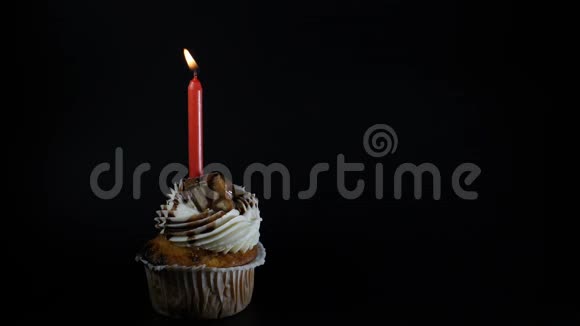 生日会盛宴庆祝理念一个黑蜡烛的纸杯蛋糕在纸杯蛋糕上吹蜡烛慢慢视频的预览图