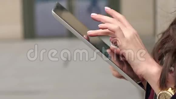 女商人手里拿着平板电脑特写视频的预览图
