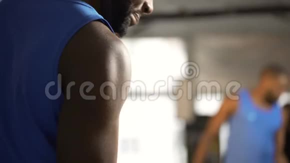 运动员肌肉发达的手臂做哑铃卷发在健身房锻炼强壮的二头肌视频的预览图