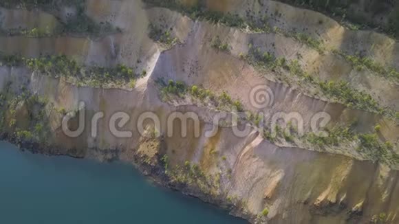废弃的装满水的大型采石场剪辑充满水的采石场的俯视图一个古老的采石场视频的预览图