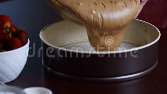 将巧克力面包面团倒入蓝色硅胶锅中进一步烘焙巧克力蛋糕视频的预览图