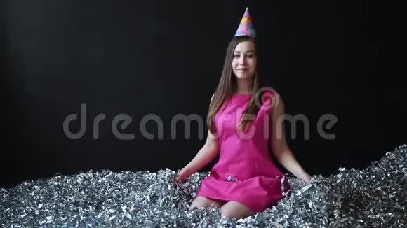 穿着粉色裙子的年轻女士用彩纸庆祝新年或生日视频的预览图
