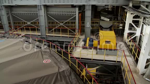 工业工厂的内部旧厂房的工业内部化学工厂包装区域摘要视频的预览图