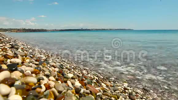 海浪在海岸上翻滚着鹅卵石视频的预览图
