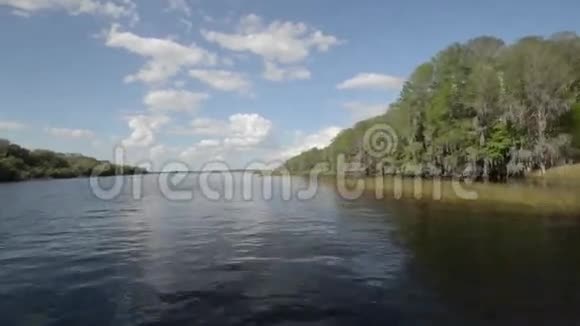 在佛罗里达的湖泊里乘船视频的预览图