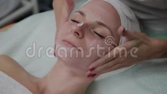 专业美容师在美容院做面部按摩视频的预览图