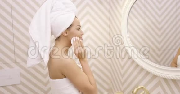 年轻女性清洁面部视频的预览图