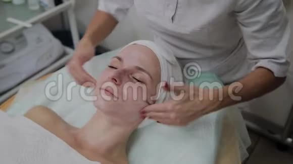 专业美容师在美容院做面部按摩视频的预览图