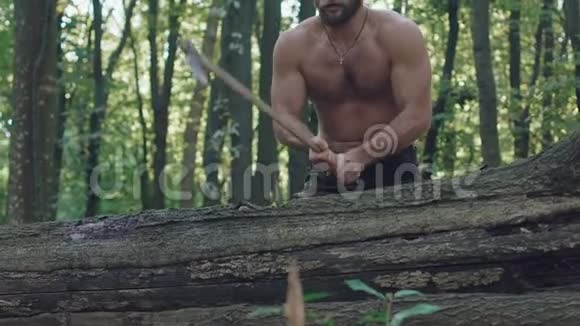 在森林里用斧头砍树的强壮的森林管理员慢慢地视频的预览图