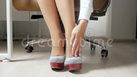 4k特写视频年轻女商人在办公室穿高跟鞋穿连裤袜按摩脚视频的预览图