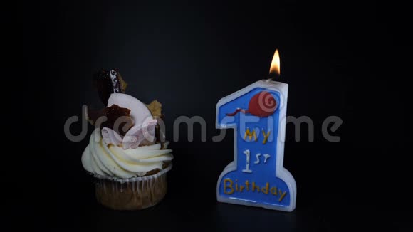 生日会盛宴庆祝理念一个蛋糕和一支黑色蜡烛一周年纪念日点燃蜡烛视频的预览图