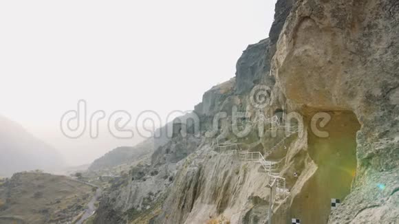 瓦尔扎亚GEORGIA2017年10月17日人们在Erusheti山游览格鲁吉亚的瓦尔扎亚洞穴修道院视频的预览图