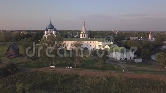 飞越苏兹达尔克里姆林宫与圣母诞生大教堂的建筑组合视频的预览图