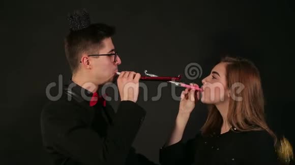 快乐的一对夫妇在聚会上戴着节日喇叭视频的预览图