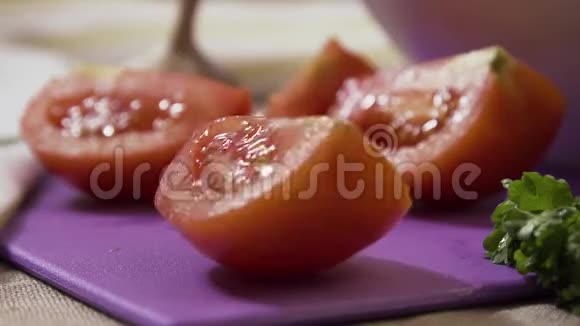 切片番茄落在砧板上超慢动作在木桌上掉落的番茄切片视频的预览图