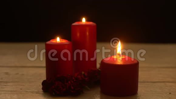 三支红烛玫瑰浪漫主题视频的预览图