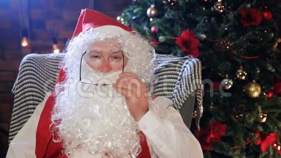 圣诞老人戴上眼镜圣诞快乐主题视频的预览图