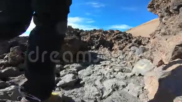 穿过火山荒原的小径的低镜头视频的预览图