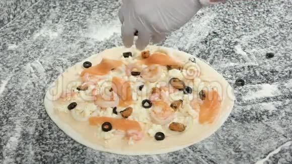 未煮熟的海鲜披萨视频的预览图