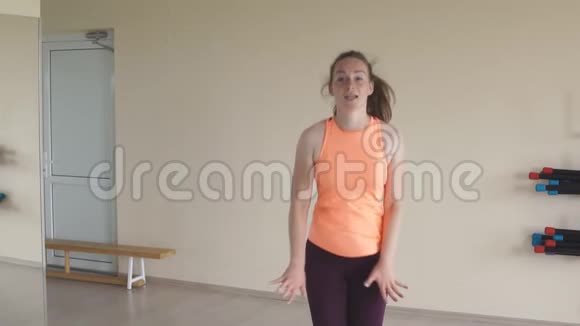 年轻女孩在健身房或工作室跳尊巴舞慢动作健身运动舞蹈和生活方式概念视频的预览图