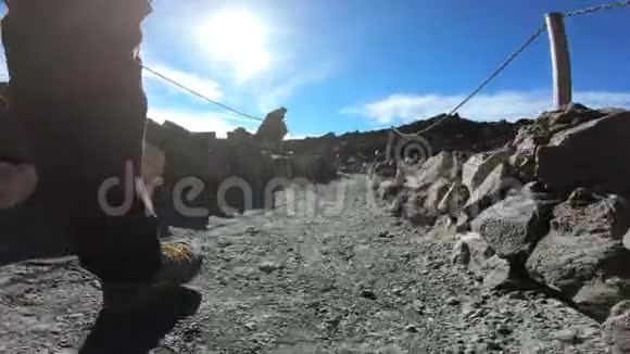 穿过火山荒原的小径的低镜头视频的预览图