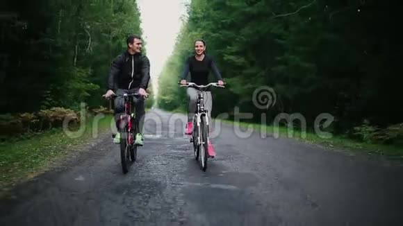 快乐的一对夫妇在外面骑自行车健康的生活方式有趣的概念视频的预览图