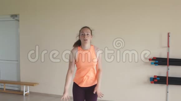 年轻女孩在健身房或工作室跳尊巴舞慢动作健身体育舞蹈和生活方式概念视频的预览图