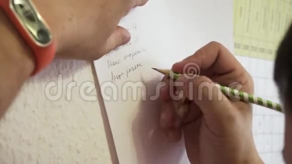 经理坐在桌边写字手的俯视图库存用铅笔在白纸上写字视频的预览图