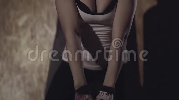 强壮运动的女人在健身房用水壶铃锻炼的特写视频的预览图