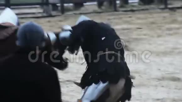 勇敢的骑士在武术比赛中对对手发起猛烈攻击视频的预览图