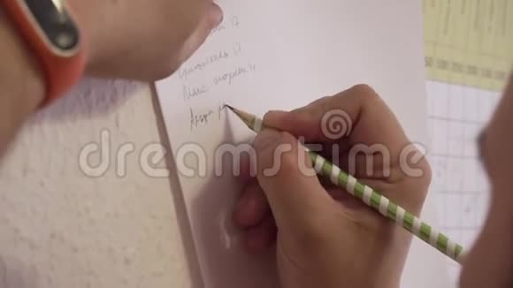 经理坐在桌边写字手的俯视图库存用铅笔在白纸上写字视频的预览图