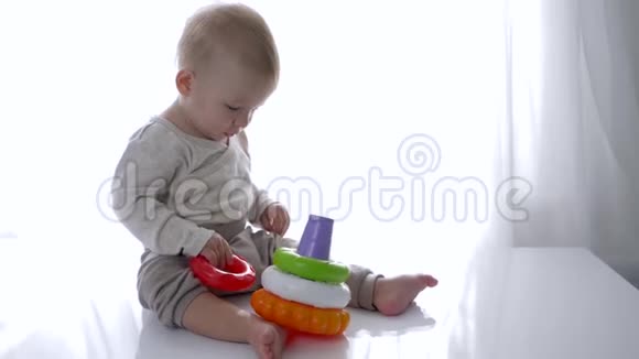 教育玩具快乐的小男孩在家玩彩色金字塔视频的预览图