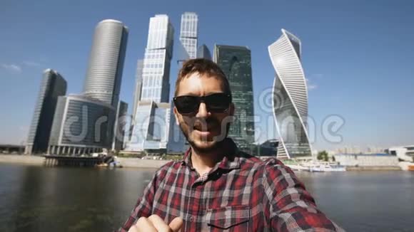 莫斯科国际商务中心附近一位快乐的游客正在用智能手机摄像头在线视频聊天视频的预览图