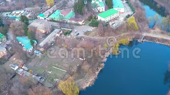 在森林里的河边飞过修道院视频的预览图