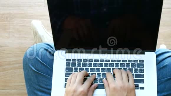 录像俯视图人们使用他的笔记本电脑打字冲浪男人在家里用笔记本电脑坐在地板上视频的预览图