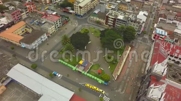 巴诺斯德阿瓜圣塔圈环绕教堂和中央公园视频的预览图
