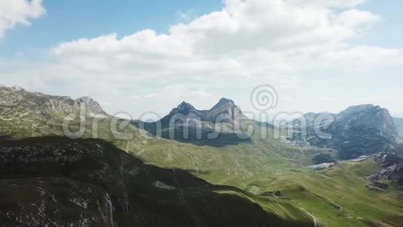 山顶全景库存晴朗的一天山上有云令人兴奋的山崖景观视频的预览图