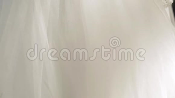 织物为背轮新娘白色薄纱的婚纱有选择的焦点视频的预览图
