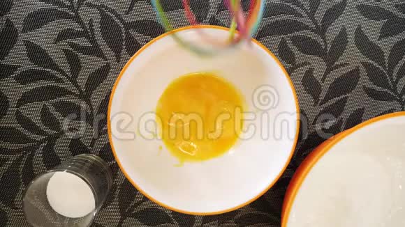 碗中搅拌蛋黄的俯视图视频的预览图
