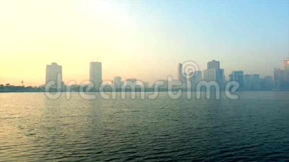 城市背景早晨的城市景观与摩天大楼蓝天反射在蓝色的海洋和大都市视频的预览图