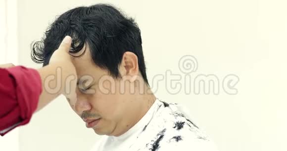 亚洲男人被理发师理发视频的预览图