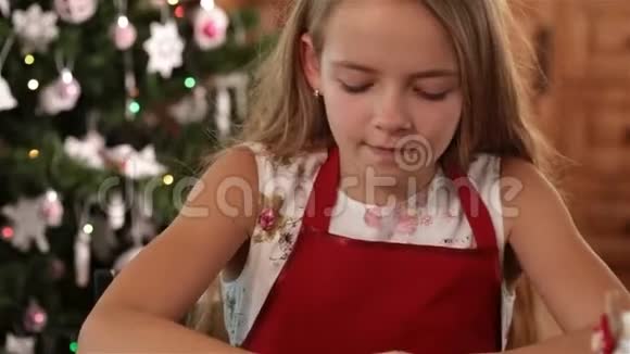 切割圣诞饼干形状的小女孩视频的预览图