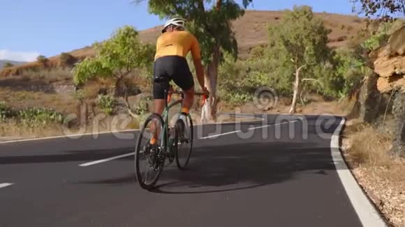 早上在空路上骑自行车的人在户外运动极限运动概念慢动作视频的预览图