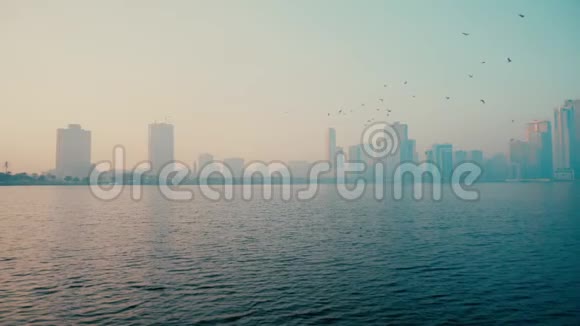 城市背景早晨的城市景观与摩天大楼蓝天反射在蓝色的海洋和大都市视频的预览图